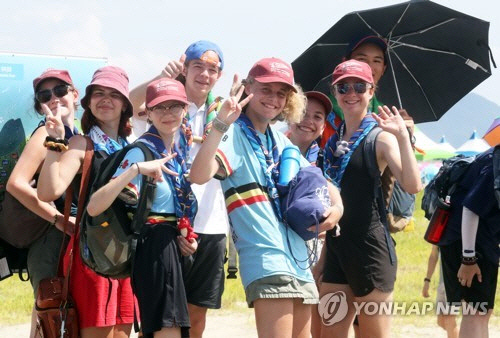 2023 새만금 세계스카우트잼버리 참가자들이 8월 4일 전북 부안군 잼버리 야영지에서 밝은 표정을 짓고 있다. [연합뉴스]